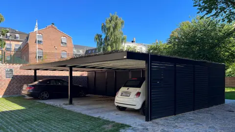 Sortlakeret UNA carportanlæg med sedum på toppen