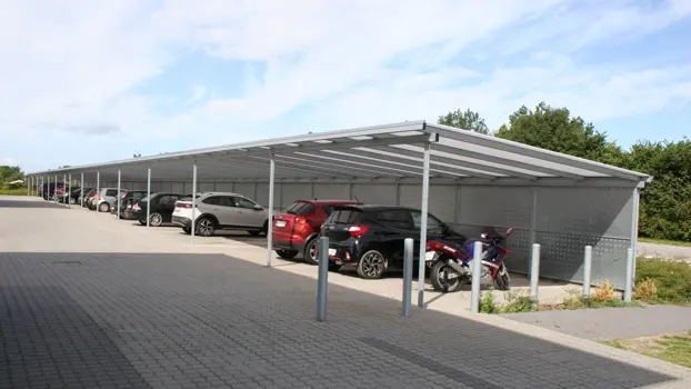 PLAN carportanlæg med 27 parkeringspladser. Beklædningen er galvaniseret hulplade