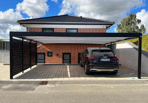 Sortlakeret UNA væghængt carport med hulplade som sidebeklædning