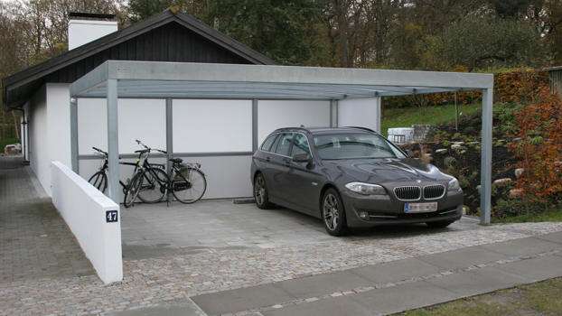 Tilpasset UNA carport til 2 biler med materet glas i enden