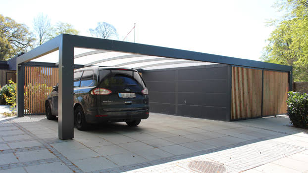 KUBIC-carport med stort skur placeret i siden af carporten