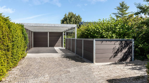 UNA carport med redskabsrum placeret for enden af carporten