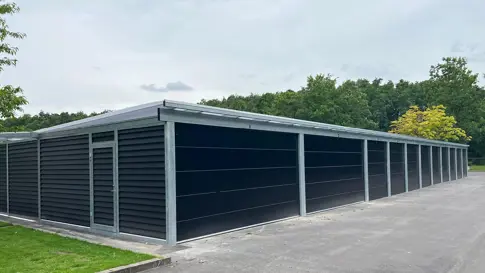 Stort PLAN Carportanlaeg Med Redskabsrum Og Garager