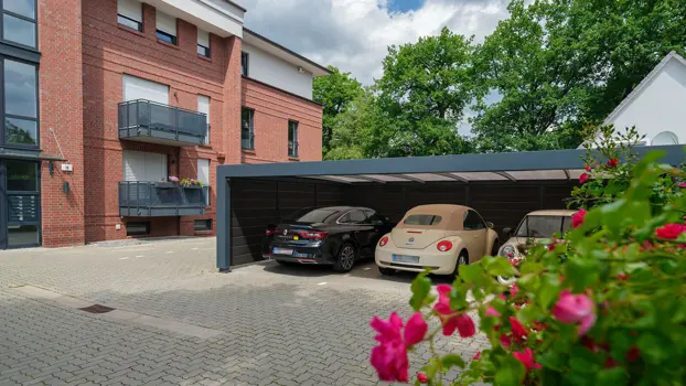 Carportanlæg til 3 biler med beklædning i komposit