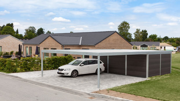 Stor UNA carport med stort redskabsrum. Beklædning i komposit