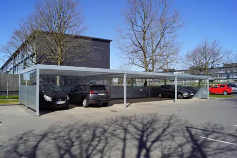 UNA carportanlæg med sidebeklædninger i hulplade og glas