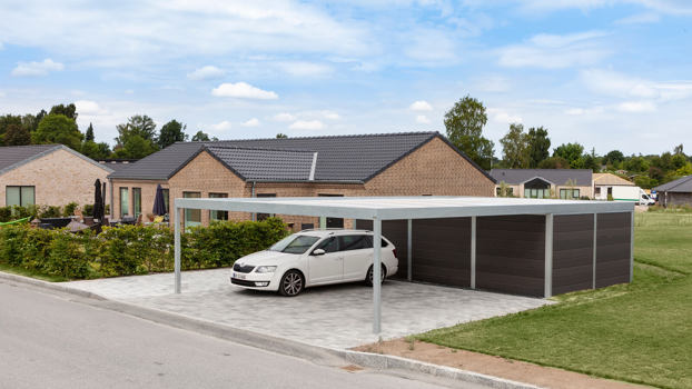 Stor UNA carport med plads til 2 biler og trailer eller cykler. Med tilhørende redskabsrum