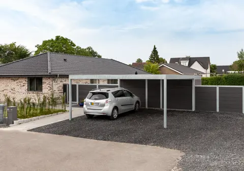 UNA carport til 2 biler med redskabsrum og hegn i komposit