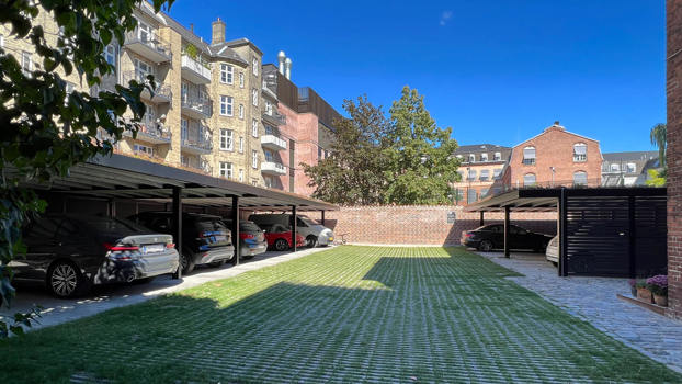 UNA carporte sort pulverlakerede med sedum på taget