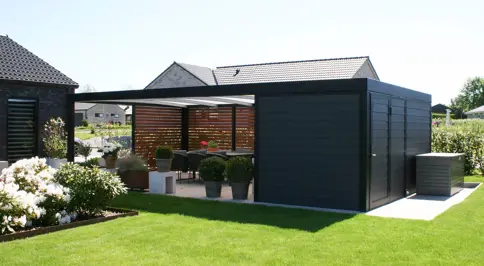 UNA Overdaekket Terrasse Og Redskabsrum Under Samme Tag