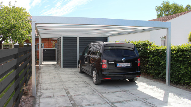 Carport i dansk design med tilhørende redskabsrum med passage