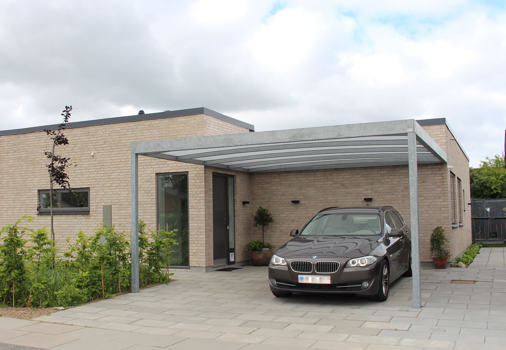 Væghængt UNA carport, der passer til vinklen på huset