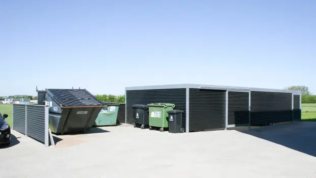 UNA teknikrum med beklædning i siriusplader. Forlængelse med containergård.