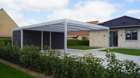 Carport model UNA med redskabsrum. Plads til 2 biler